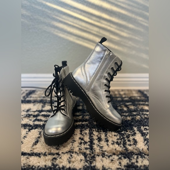 Sincerely Jules Silver Metallic Boots. New with Tags - Picture 6 of 6